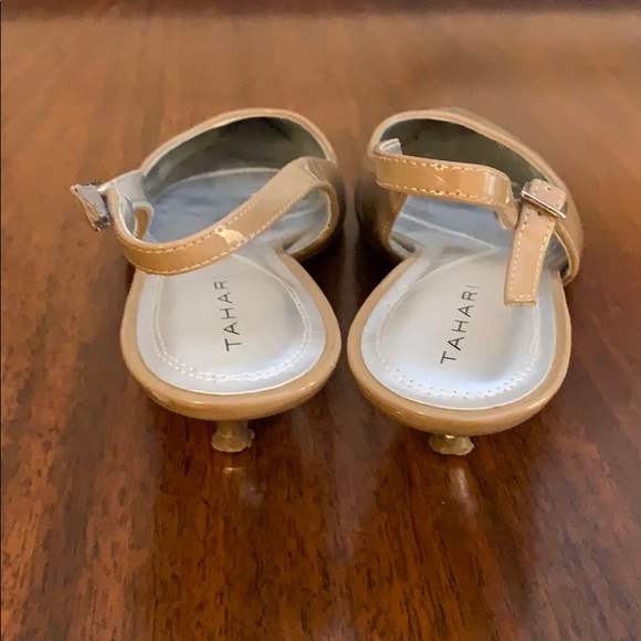 Tahari tan patent leather kitten heels - Picture 3 of 4